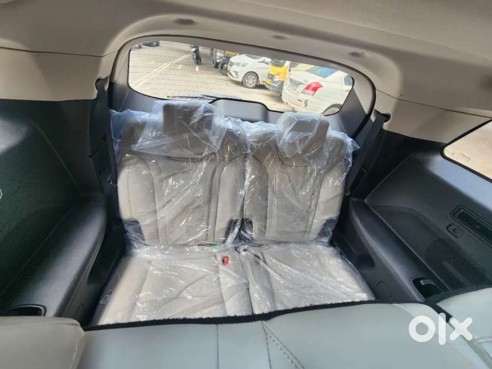 Mahindra Xuv700 2.0 Ax 7 Petrol Mt Str, 2025, Petrol