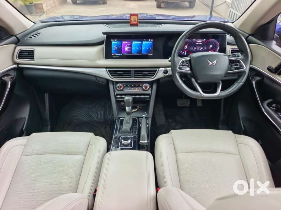 Mahindra Xuv700 2.0 Ax 7 Petrol At Str, 2022, Petrol