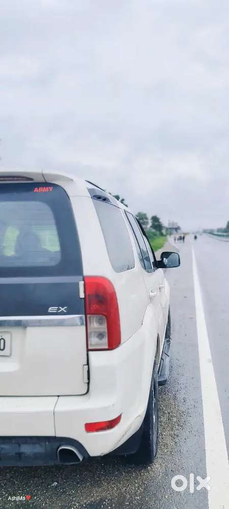 Tata Safari Storme 2015