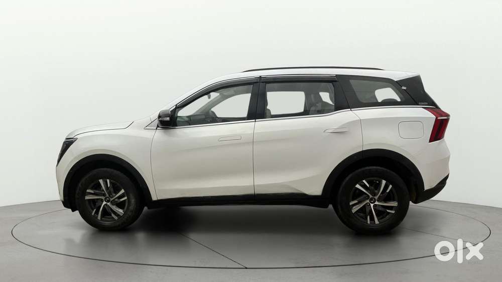 Mahindra Xuv700 2.0 Ax 5 Petrol Mt 7 Str, 2025, Petrol