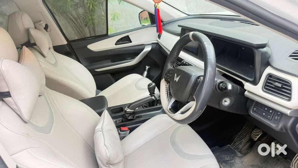 Mahindra Xuv700 Mx Base Model 7 Seater 2024 Diesel 58500 Km Driven