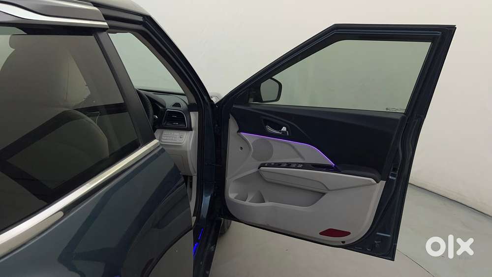 Mahindra Xuv300 1.2 W8 (o) Amt Petrol, 2022, Petrol