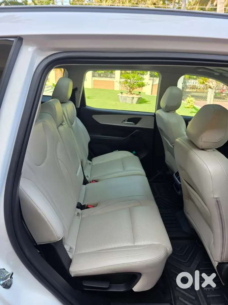 Mahindra Xuv700 Awd Diesel Automatic 27000 Km Ax 7l