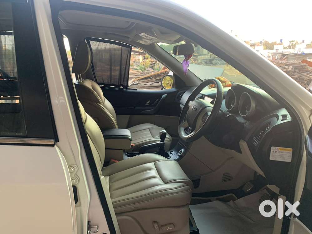 Pearl White Mahindra Xuv500 Diesel W10 2017 Oct Manufacturing