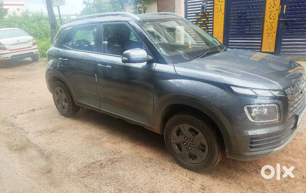 Hyundai Venue 2024 Petrol  10k Km  Single Owner  Showroom Condition