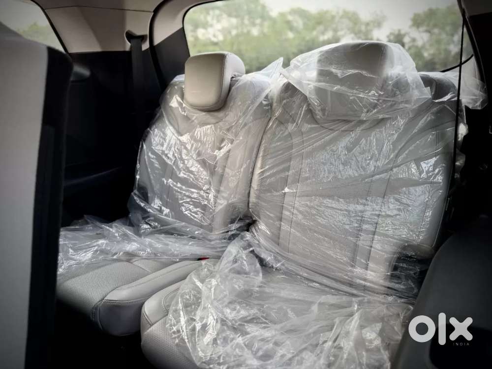 Mahindra Xuv700 2.0 Ax 7 Petrol Mt Str, 2025, Petrol