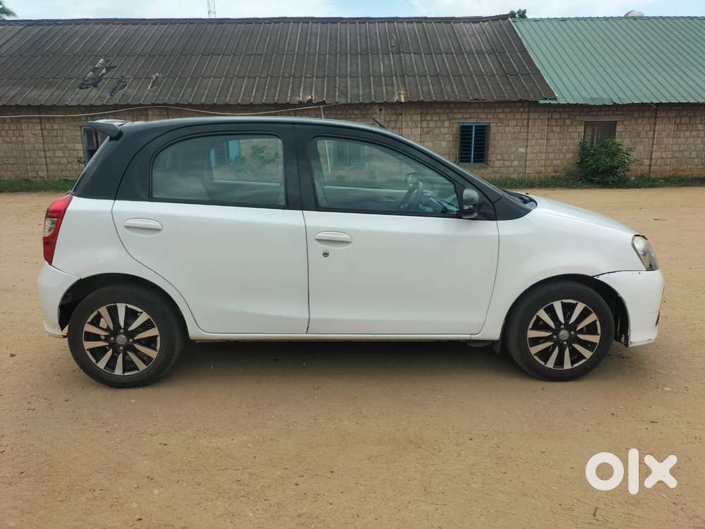 Toyota Etios Liva V Dual Tone, 2017, Petrol