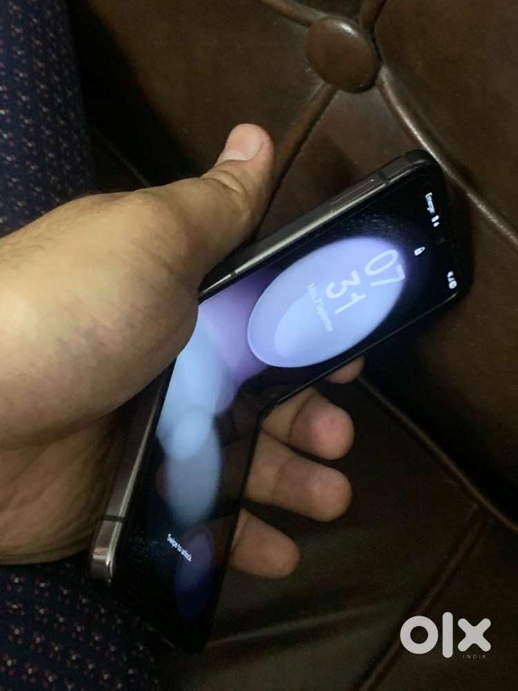 Smsung flip 5 in good condition can exchange with iphone  Or cash