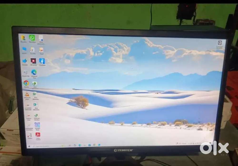 Zebster 22inch monitor is selling 5 month old