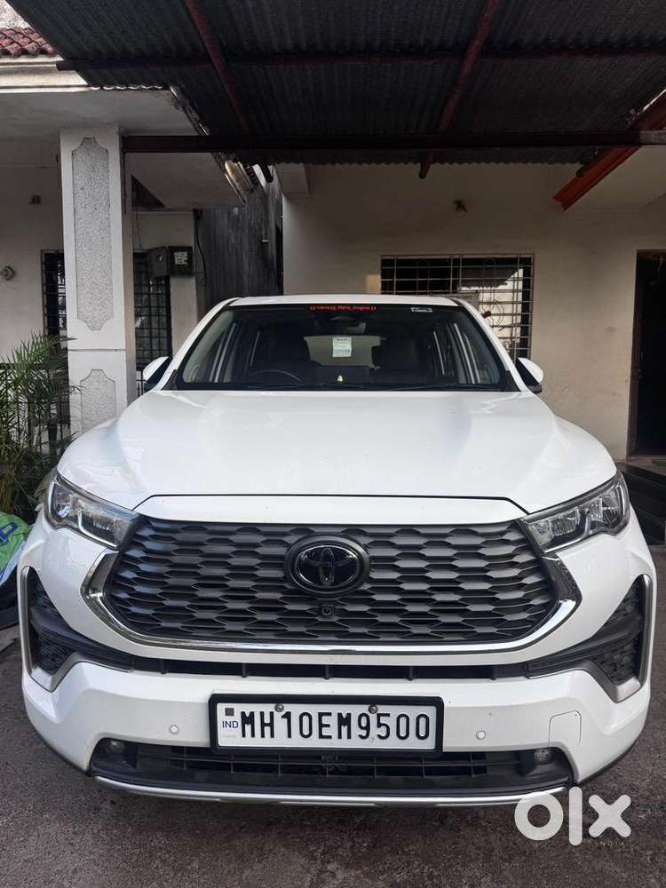 Toyota Innova Hycross