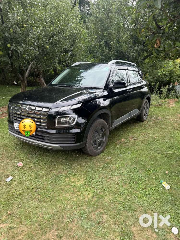 Hyundai Venue 2025 Petrol Well Maintained
