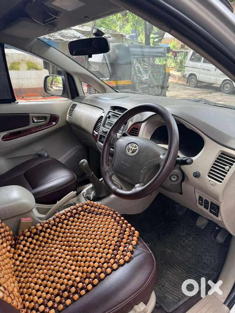 Toyota Innova 2010 2.5 V Model