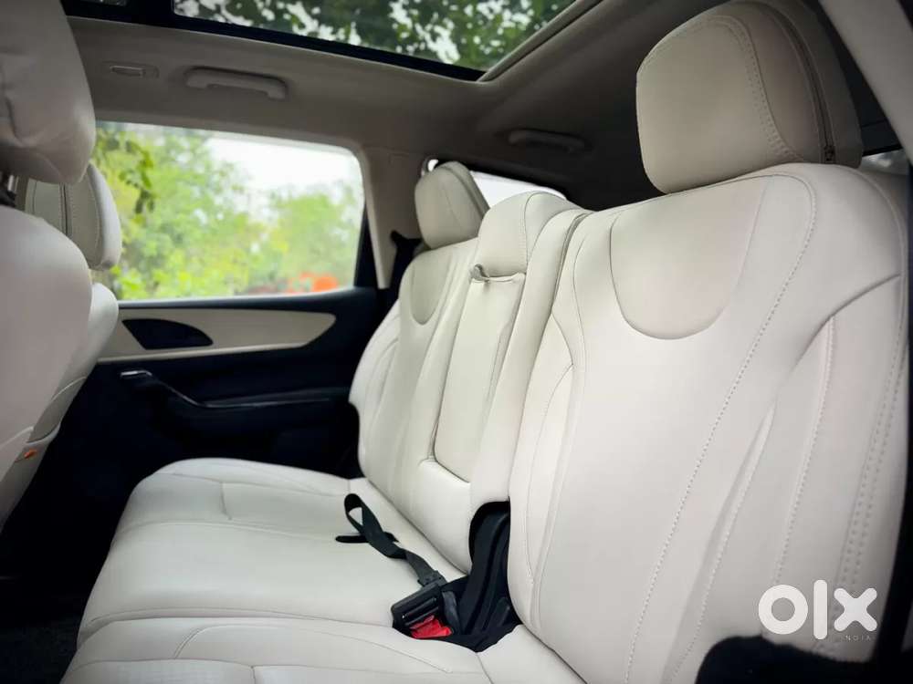Mahindra Xuv700 2.0 Ax 5 Petrol Mt 7 Str, 2024, Petrol
