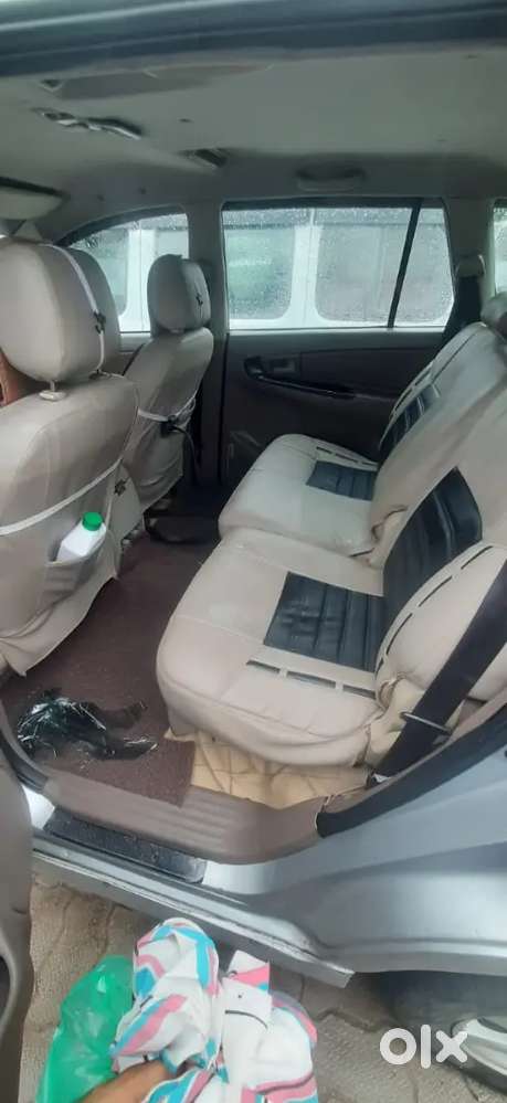 वेल मैनटैन इनोवा कार चालू हालत में है