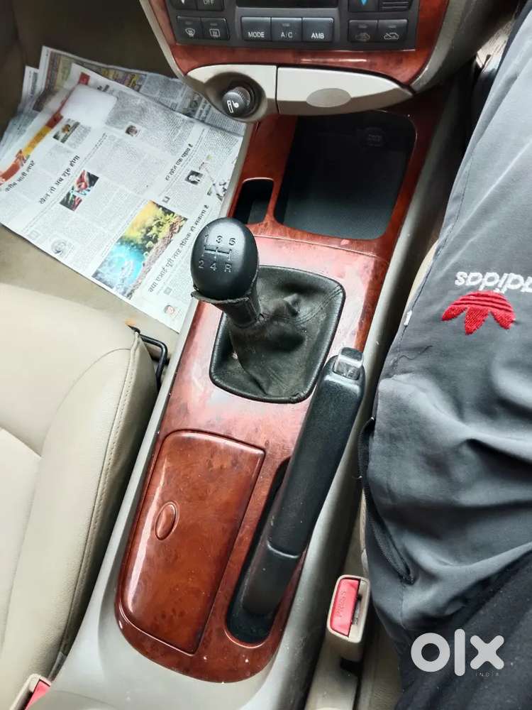 लक्जरी कार लोग  रुक रुक के मुड़ मुड़ 
के न देखे तो पैसे वापिस