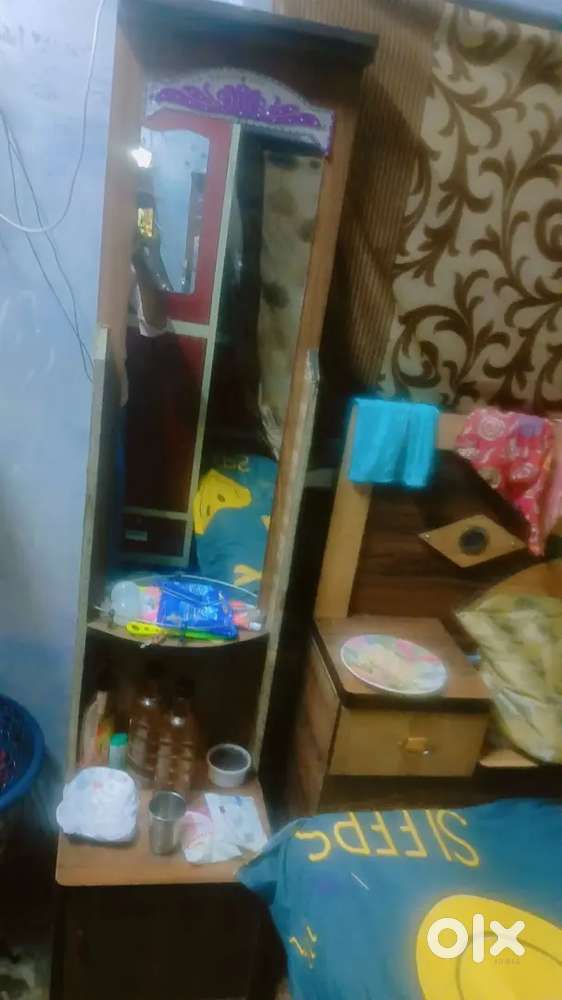 1.5 bed sigar Daan box wali hai