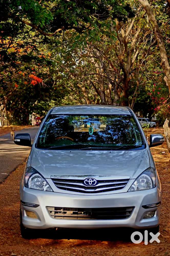 Toyota Innova 2.5v 8 Seater Diesel Engine Top Model For Sale