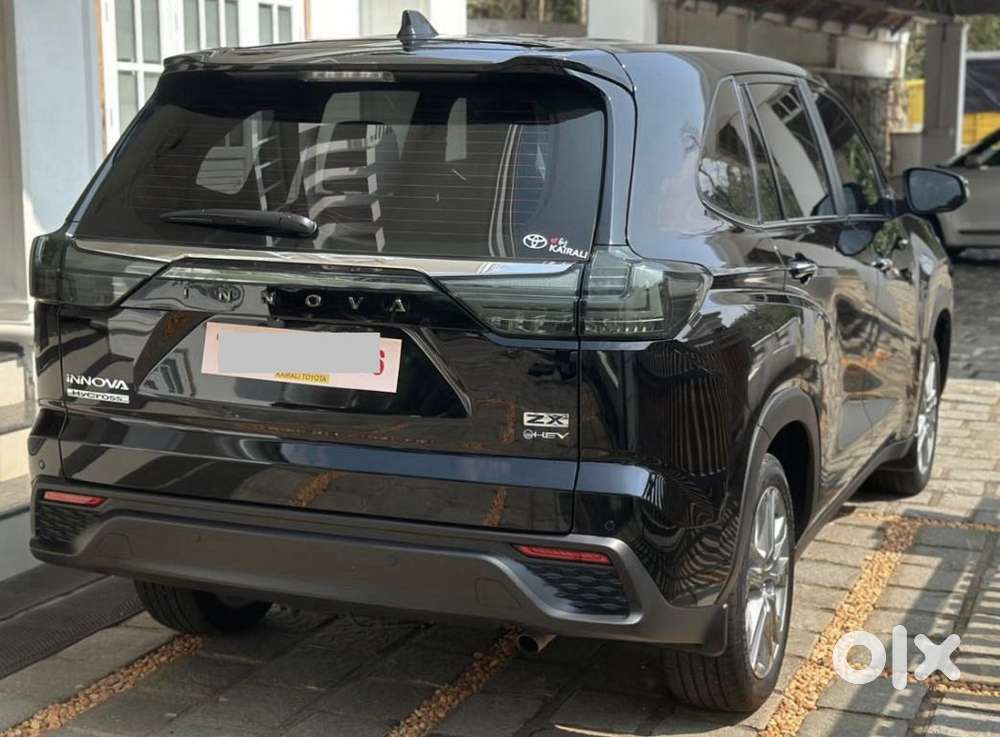 Toyota Innova Hycross