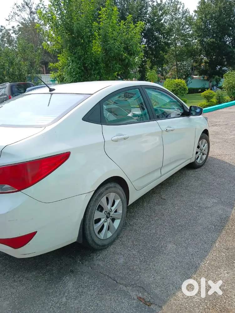 Fluidic Hyundai Verna White