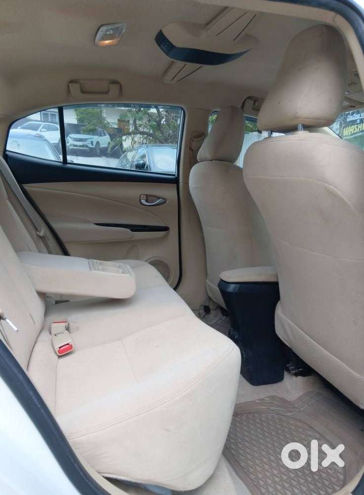 Toyota Yaris V Cvt, 2018, Petrol
