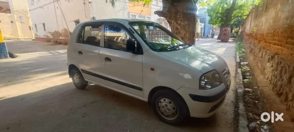 Hyundai Santro (white)