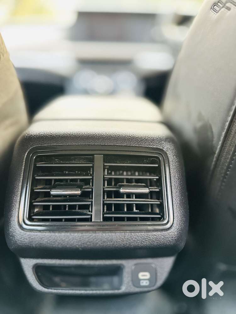 Mahindra Xuv700 2.0 Mx Petrol Mt 5 Str, 2023, Petrol