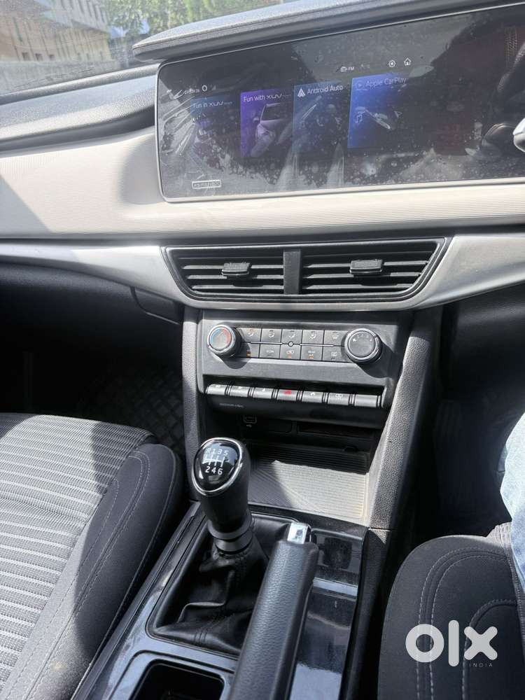 Mahindra Xuv700 2.0 Ax 5 Petrol Mt 7 Str, 2022, Petrol