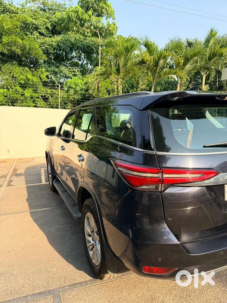 2022 Toyota Fortuner 4*4 At (black Crystalline Shine)