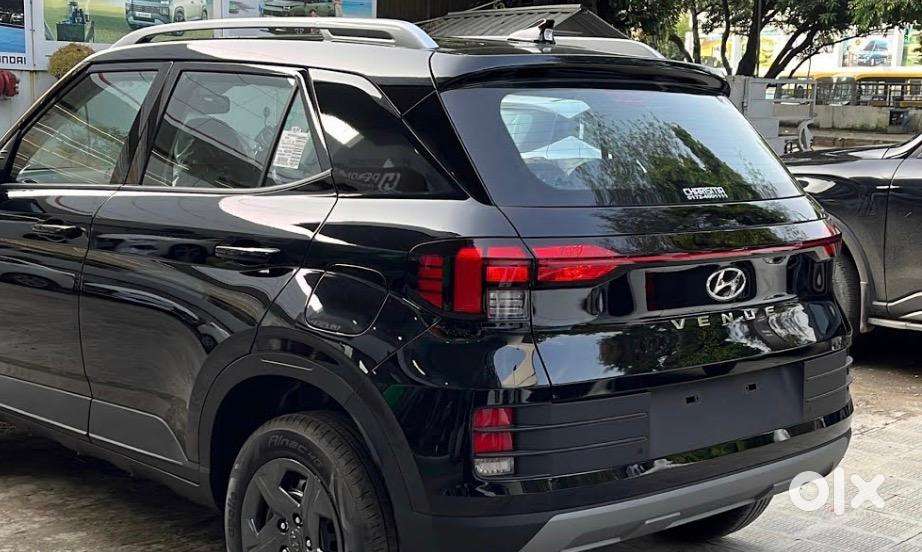 Hyundai Venue 2025 Petrol 13000 Km Driven