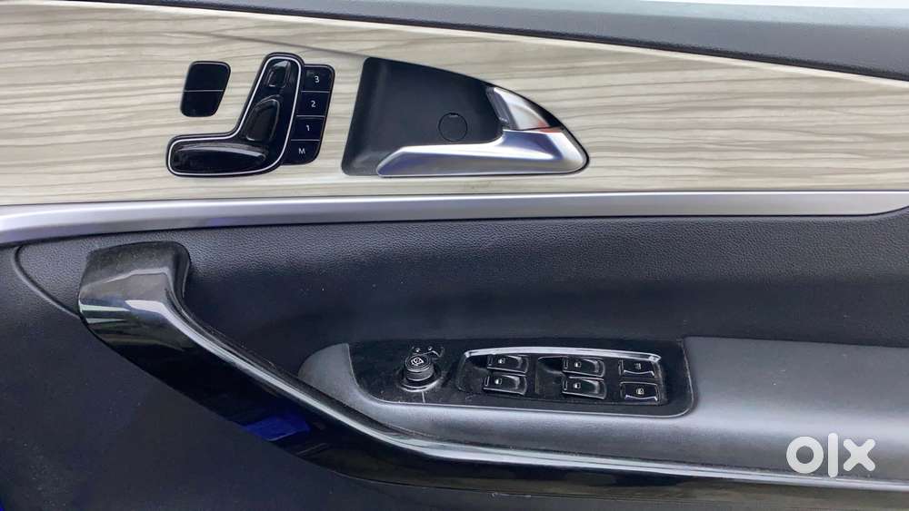 Mahindra Xuv700 2.0 Ax 7 Petrol Mt Str, 2021, Petrol