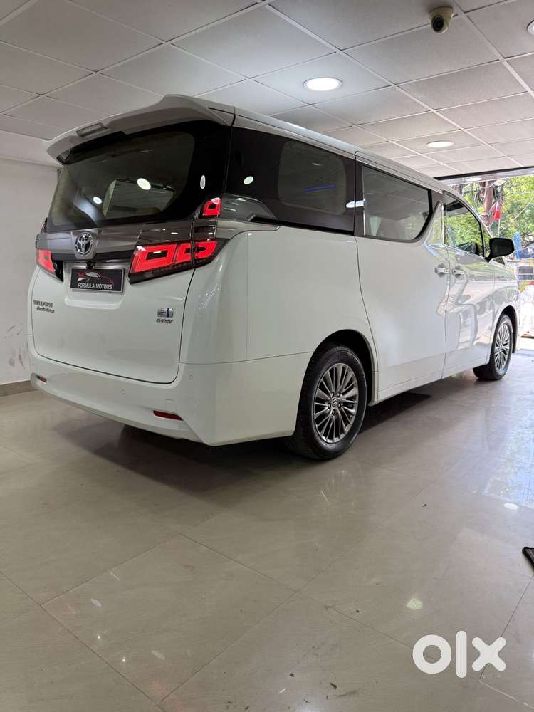 Toyota Vellfire 2.5 Executive Lounge, 2023, Petrol