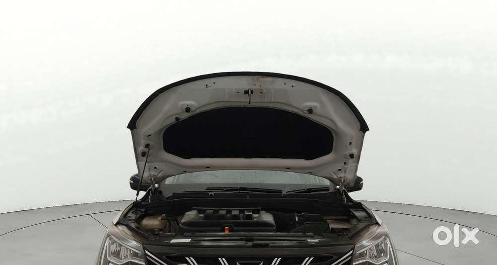 Mahindra Xuv700 2.0 Ax 5 Petrol Mt Str, 2023, Petrol