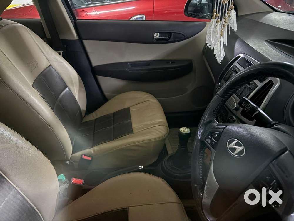 White Hyundai I20 Sportz 2012 Model