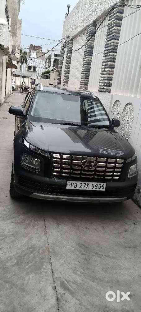 Hyundai Venue 2024 Petrol 19500 Km Driven