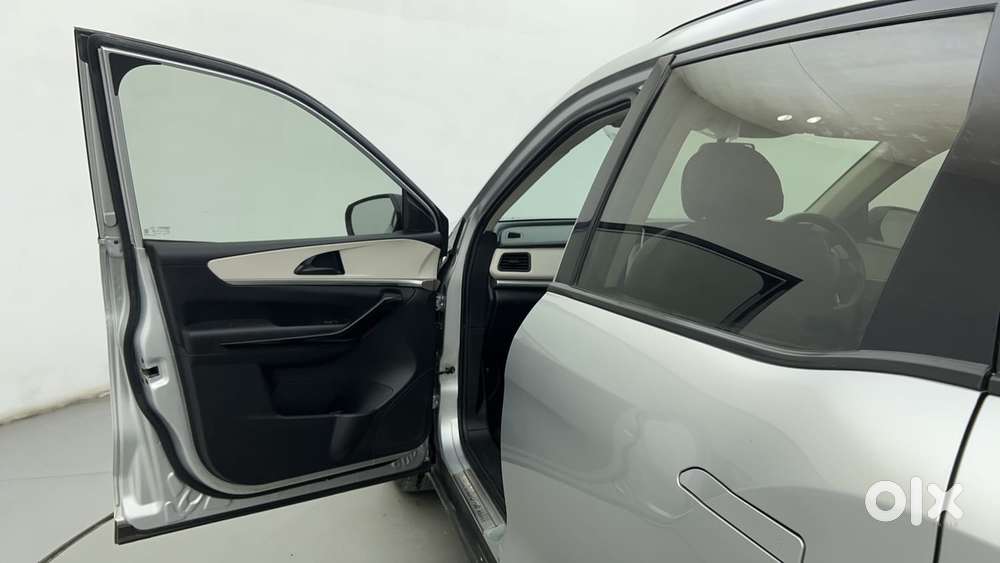 Mahindra Xuv700 2.0 Ax 5 Petrol At Str, 2022, Petrol