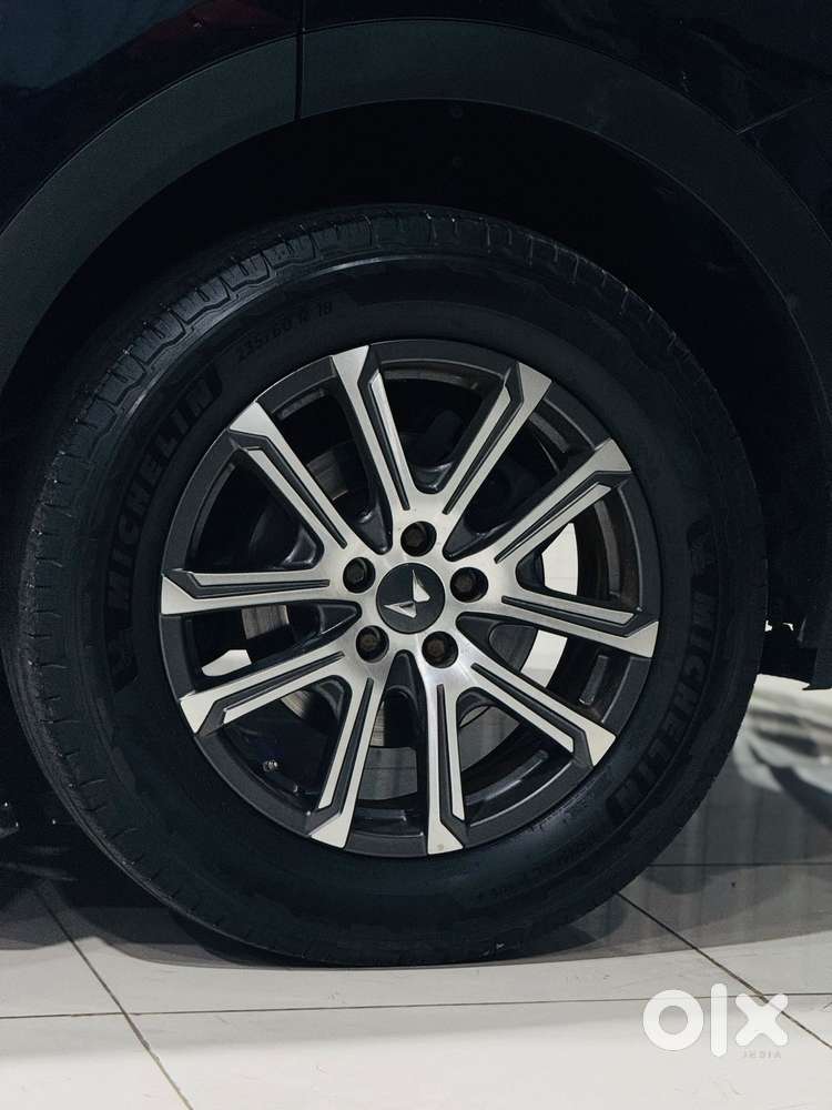 Mahindra Xuv700 2.0 Ax 7 Petrol Mt Str, 2022, Petrol