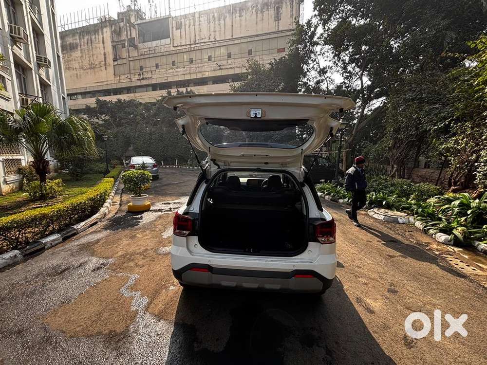 Hyundai Exter Amt Dual Tone White Sunroof  8500 Kms  Less Than 1 Yr