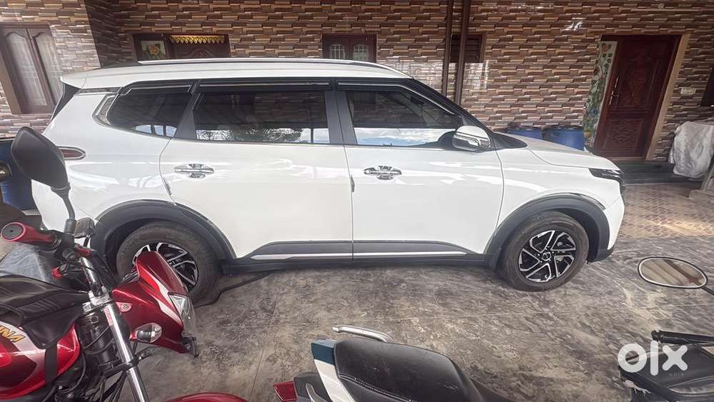 Kia Carens 2023 Petrol Well Maintained