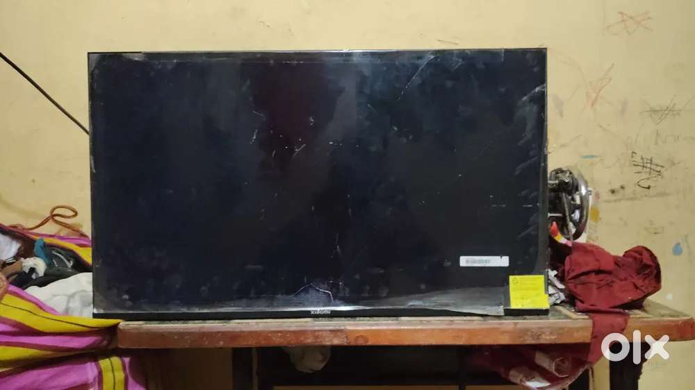 32 inch Xiaomi display crack but working.