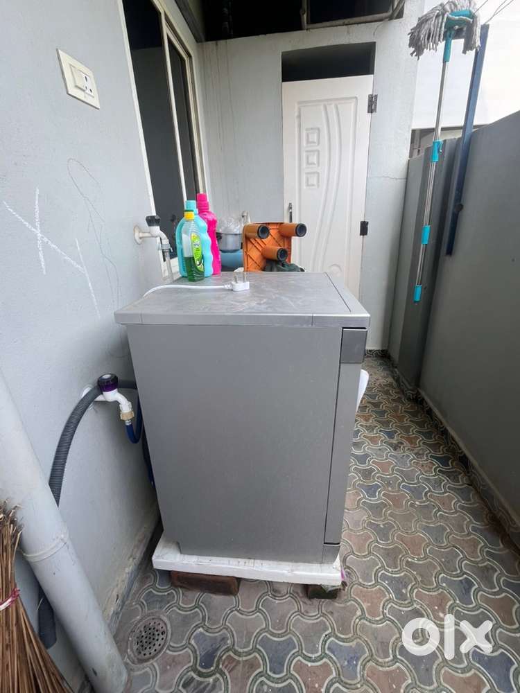 Dish washer