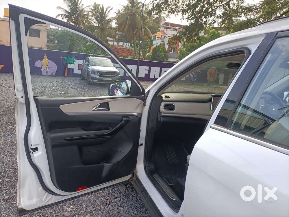 Mahindra Xuv700 2.0 Ax 7 Petrol At Str, 2021, Petrol