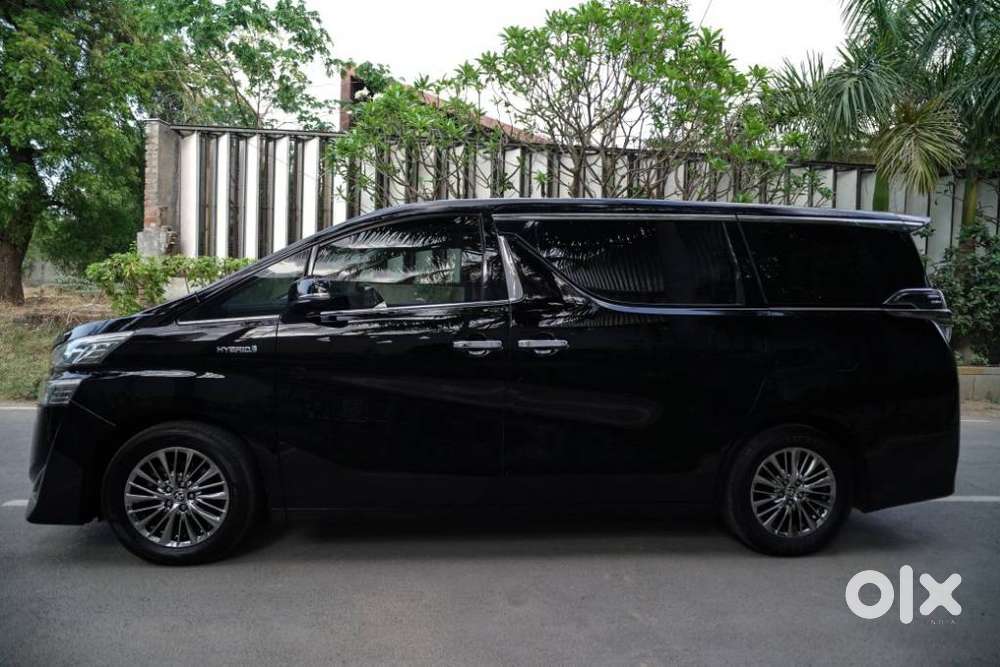 Toyota Vellfire 2.5 Executive Lounge, 2023, Petrol