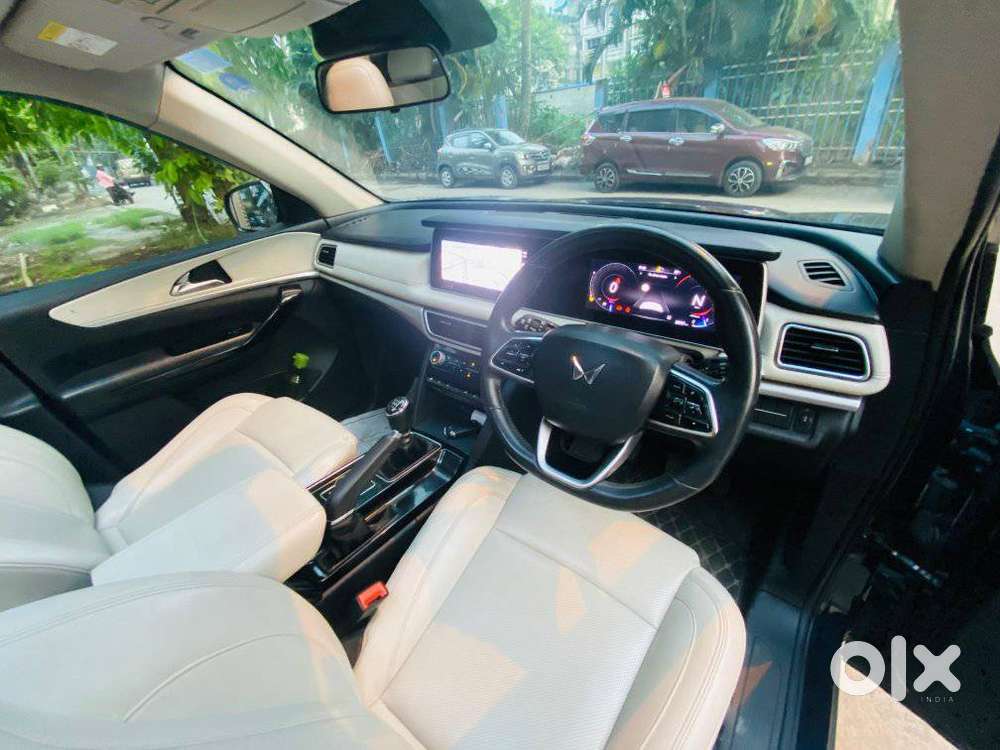 Mahindra Xuv700 2.0 Ax 7 Petrol Mt Str, 2022, Petrol