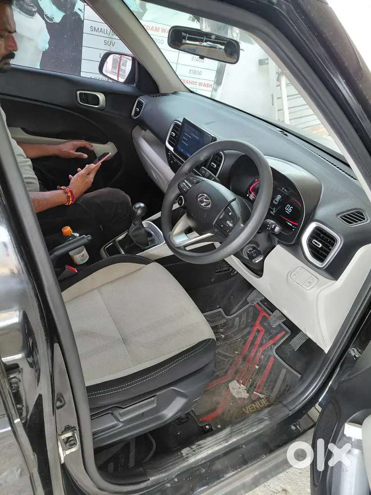 Hyundai Venue 2024 Petrol Well Maintained