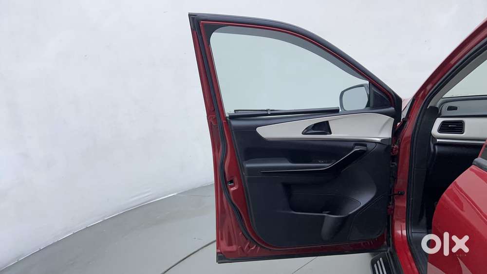 Mahindra Xuv700 2.0 Ax 5 Petrol At Str, 2022, Petrol