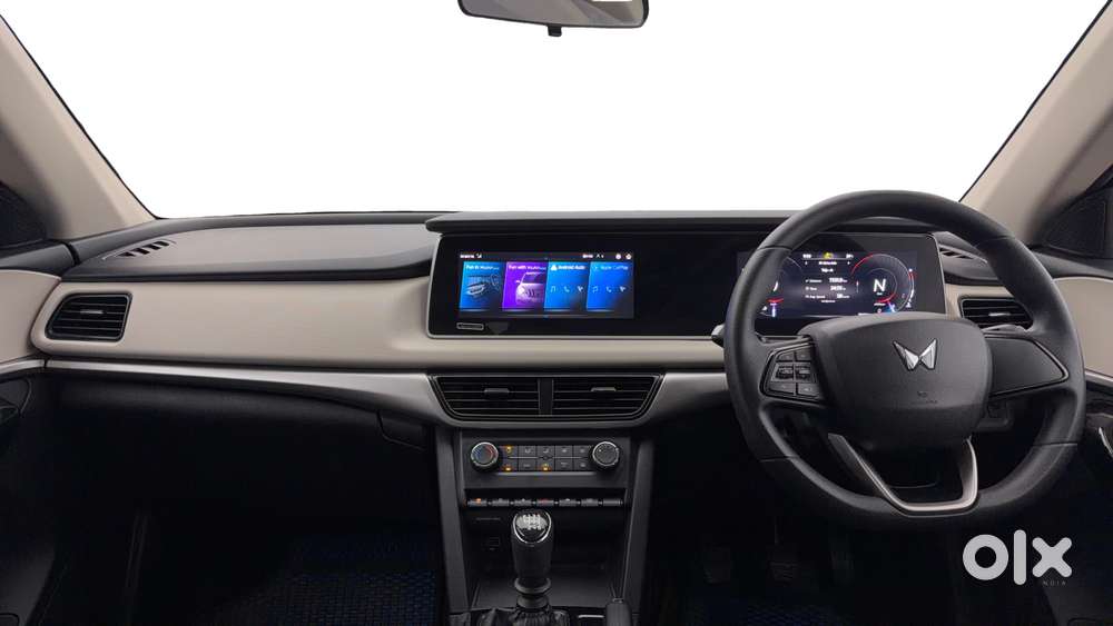 Mahindra Xuv700 2.0 Ax 5 Petrol Mt 7 Str, 2022, Petrol