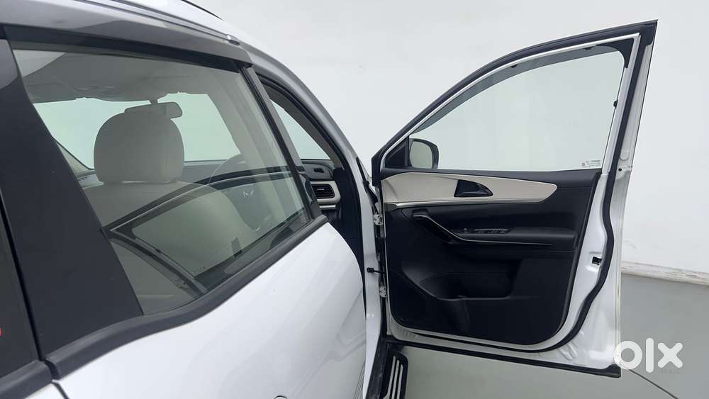 Mahindra Xuv700 2.0 Ax 5 Petrol Mt 7 Str, 2022, Petrol