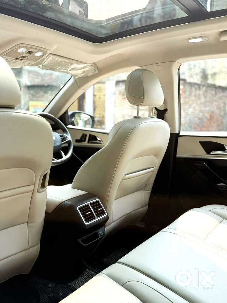 Mahindra Xuv700 2.0 Ax 7 Petrol At Str, 2024, Petrol