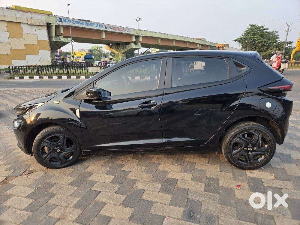 Tata Altroz 1.2 Xza Plus Dark Edition Dct, 2023, Petrol