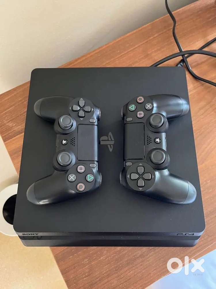 Ps4 slim disk 500gb with 2 controllers Brand new condition